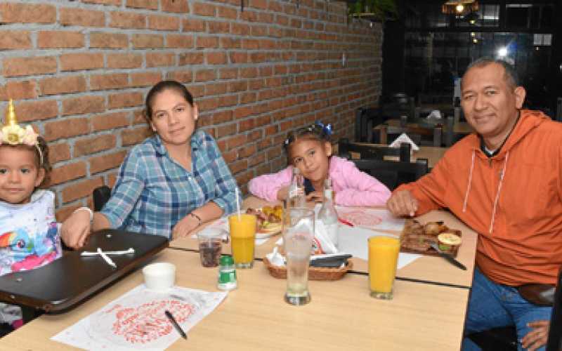 Foto | José Fernando Tangarife | LA PATRIA Luciana Ochoa Pérez, Lorena Pérez Antolinez, Lorena Ochoa Pérez y Albert Ochoa Muñoz.