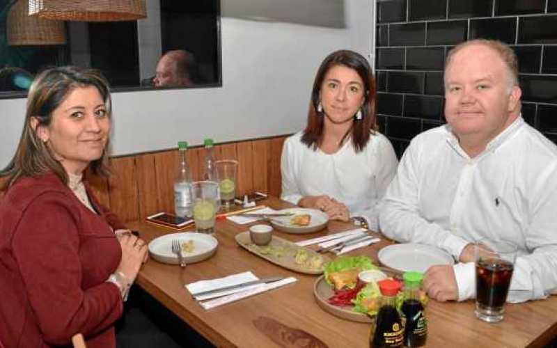 En el restaurante Komo Asian Concept se reunieron Ángela Amado Benavides, Olga Martínez Alzate y Alejandro Roldán Patiño.