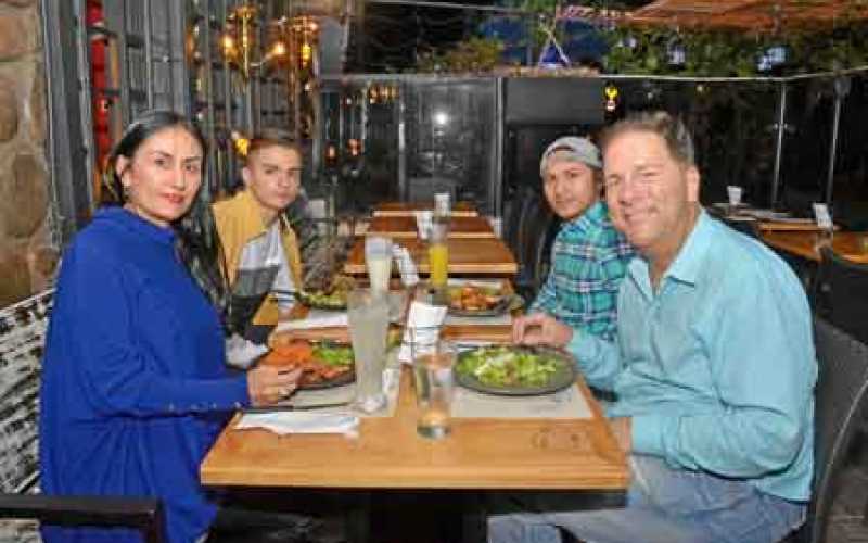 Foto | José Fernando Tangarife | LA PATRIA Zulma Paleólogos, Juan Manuel López Cifuentes y Santiago López López y Jonathan Paleó