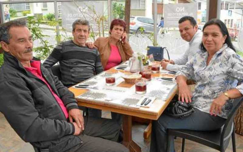 Carlos Buriticá Díaz, Antonio Piña Martínez, María Irma Orozco Puerta, Carlos Buriticá Burgos y Amanda Burgos de Buriticá.