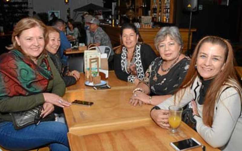 María Eugenia Ocampo Rivera, Olga Marina Londoño Morales, Adriana Londoño Morales, Gloria Inés Londoño Morales y Luz Cristina Lo