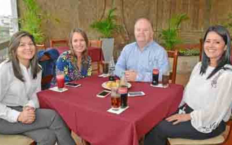 Mónica Pineda Hernández; Sandra Martínez Chaverra; Alejandro Roldán Patiño, gerente regional Davivienda, y Lina María Rojas Marí