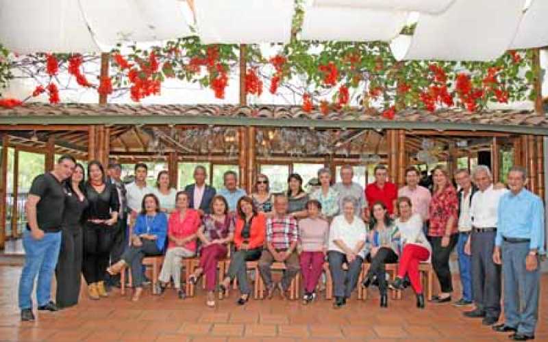 Los homenajeados aparecen en compañía de sus familiares.