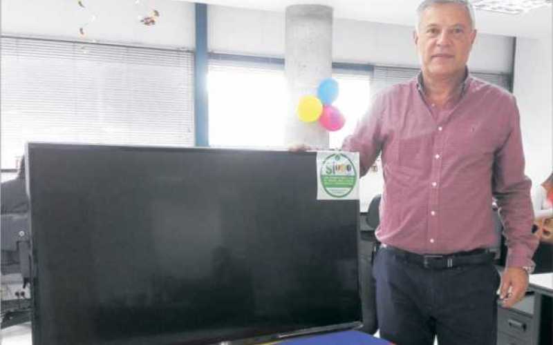 PARTICIPÓ Y GANÓ, JORGE U. AVENDAÑO R., compró  whisky Chivas y hoy es el feliz ganador de un Smart Tv de  43".  Felicitaciones.