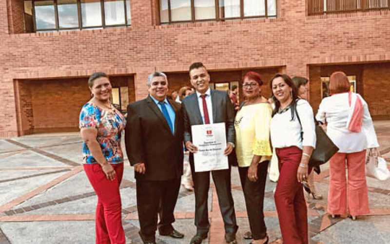 Leandro Gil Villaquirán aparece en compañía de su familia, después de la ceremonia que se celebró el 23 de febrero.