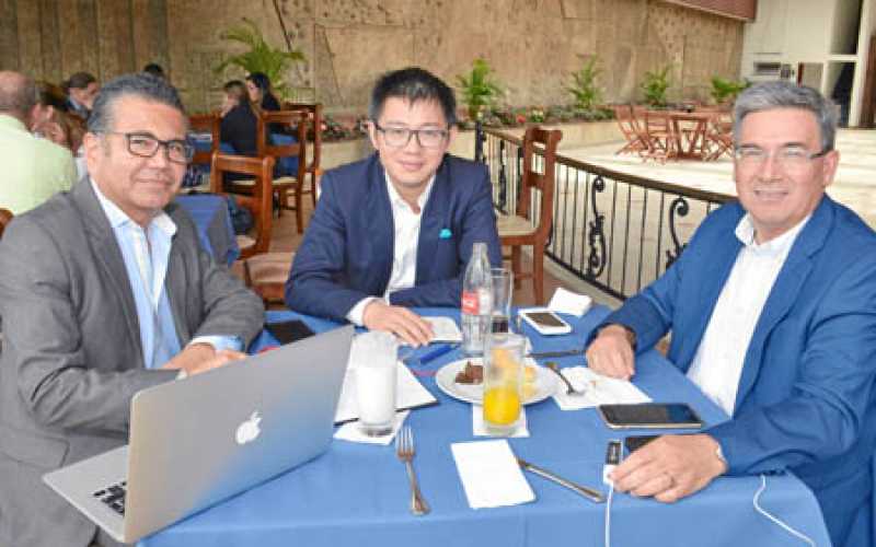 William Naranjo Quintero, gerente de Arquímedes S.A.; Wu Yu, vicepresidente para América de China Harbour Engineering Company LT