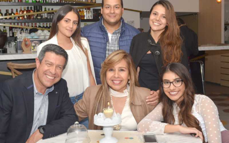 Gonzalo Canales Rodríguez, Claudia Riaño Castro y Alexandra Salazar Riaño. De pie: Isabela Peña Peláez, Simón Ramírez Alzate y N