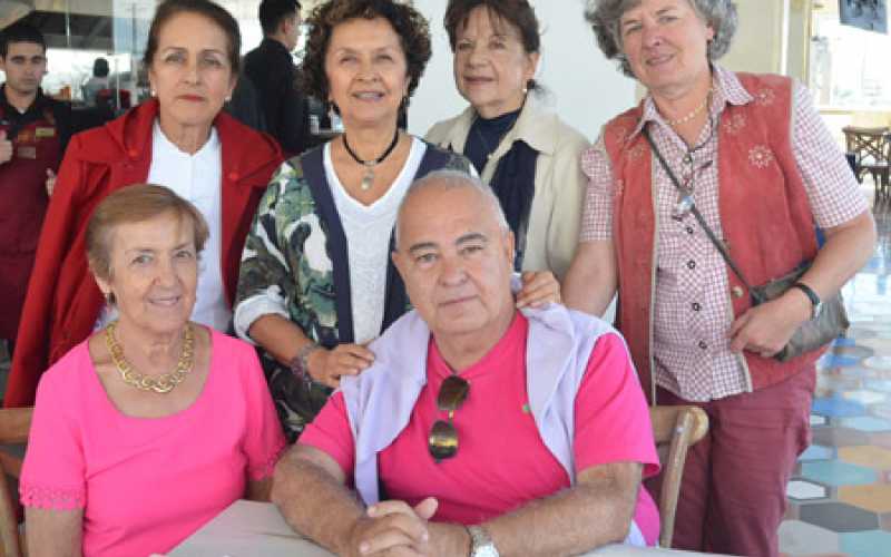 Clara Inés Sanint Salazar y Hernán Giraldo Mejía. De pie: Pilar García Cuartas, Nancy Delgado Ramírez, María Elena Estrada Gómez