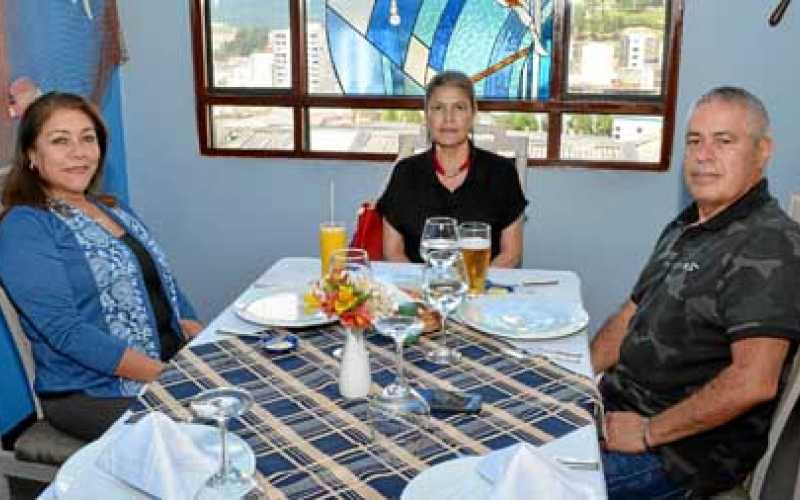 Luz Stella Quintero Valencia, Martha Valencia López y Carlos Alberto Valencia López.