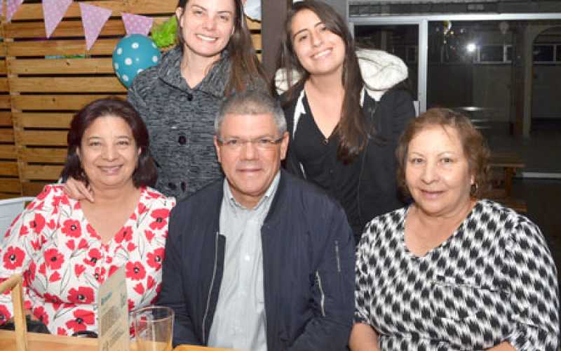 Alba Lucía Rojas Pineda, León Julio Morales Salazar y Bertha Inés Rojas Pineda fueron al restaurante Dauntaun. 