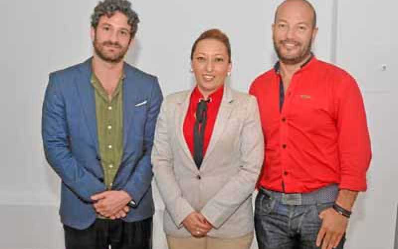 El escritor francés Miguel Bonnefoy con Marcela Echeverri Henao y Juan Carlos Acevedo, escritor colombiano. 