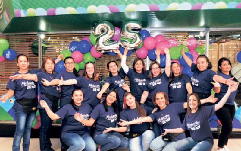  De pie, izquierda a derecha: Liliana López, Magdalena Suárez, Yolanda Giraldo, Vanessa Sepulveda, Daniela Ocampo, Mariela Marul