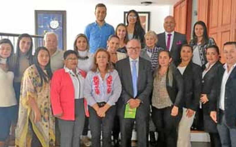 El gobernador Guido Echeverri Piedrahíta y su esposa, Ana María Jaramillo Hurtado, aparecen en compañía de los asistentes durant