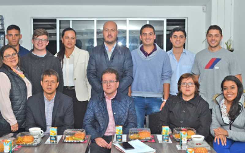 Mauricio Castrillón Marín, Mauricio Salazar Sierra, Dilia Castrillón Marín y Alicia Lozano Henao. De pie: Liliana Castrillón Mar