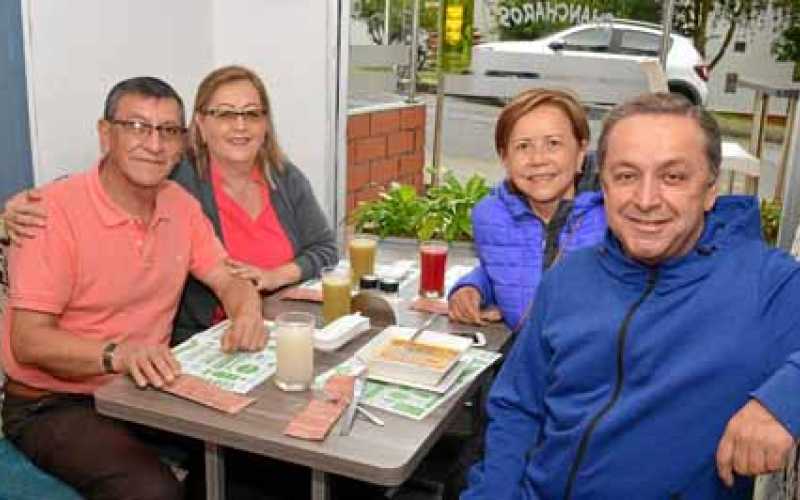 Foto | José Fernando Tangarife | LA PATRIA Roberto Navarro Toro, María Hélida Palacio de Navarro, Luz Marina Guzmán de Jaramillo