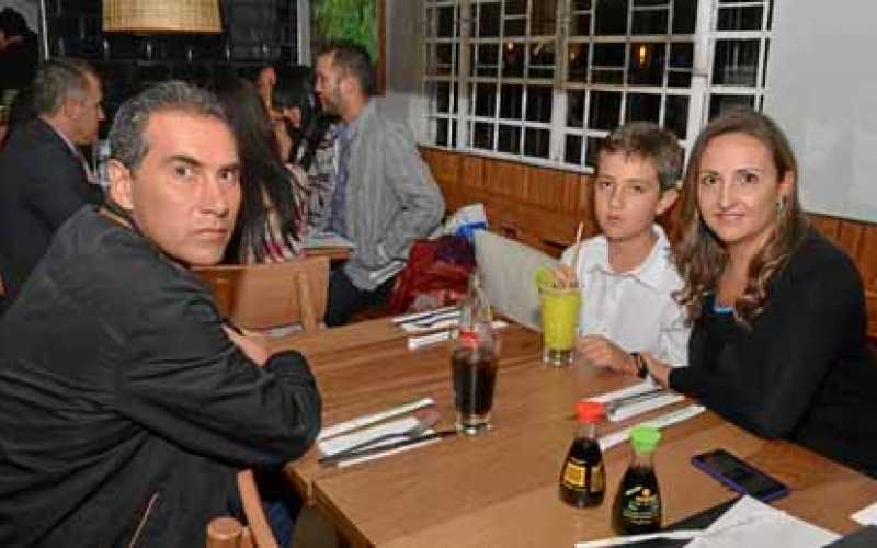 Foto | José Fernando Tangarife | LA PATRIA Marcelo Botero Montoya, Martín Botero Estrada y Natalia Estrada Jaramillo.