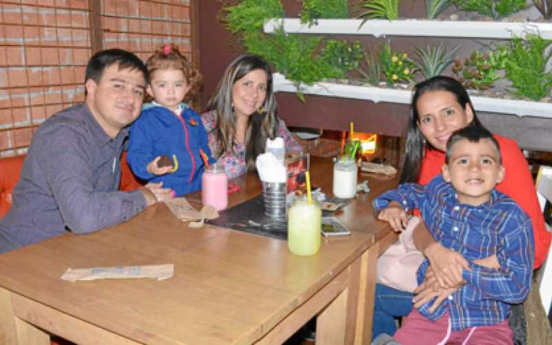 Guillermo Ocampo Duque, Alicia Ocampo Plata, Bibiana Plata Olarte, Marcela Plata Olarte y Jorge Andrés Niño Plata.