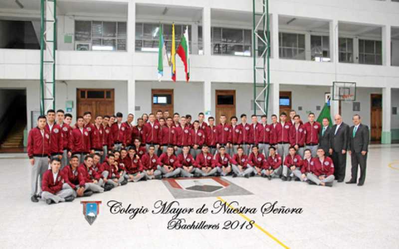 Grupo de jóvenes del grado undécimo de Colseñora que ocupó el primer puesto en las pruebas Saber Icfes en la ciudad.