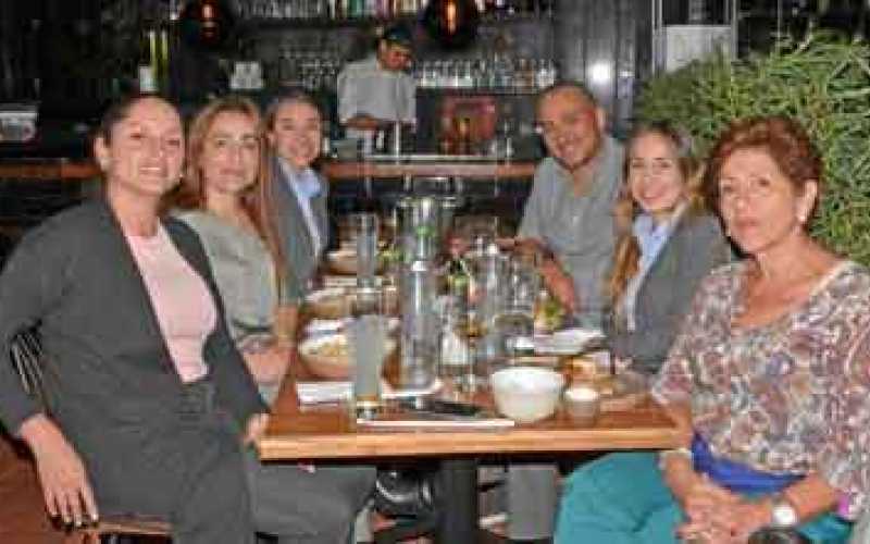 Catalina Tabares Cortés, Adiela Cortés Cortés, María Fernanda García Cortés, Jimmy Morales Aristizábal, Laura García Cortés y Pa