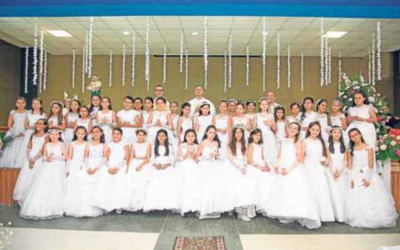 La rectora del Colegio nuestra Señora del Rosario, sor Inés de Jesús Torres Duarte, y el capellán del Colegio, presbítero Hugo A