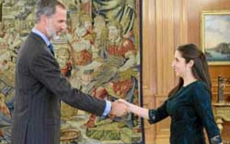 El rey Felipe VI de España saluda a María Fernanda Orozco durante su visita al Palacio de La Zarzuela en Madrid. Ella, alumna de