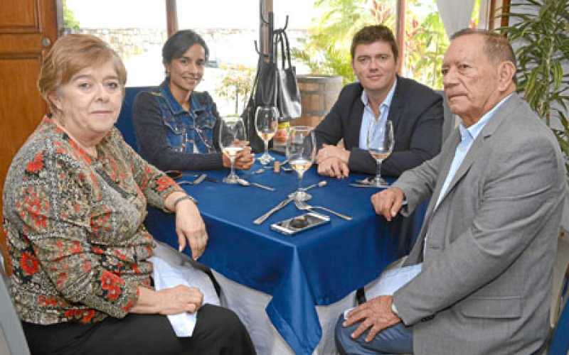 Inés Giraldo de Rivera, Ana María Giraldo Gómez, Francisco Rivera Giraldo y Víctor Manuel Rivera Pinilla. 