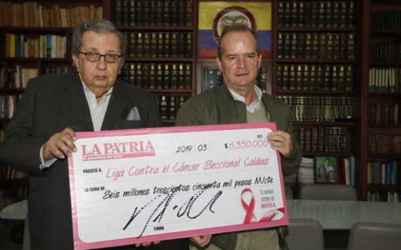 Jorge Raad Aljure, presidente de la Liga Contra el Cáncer seccional Caldas, recibió la donación de manos de Nicolás Restrepo Esc