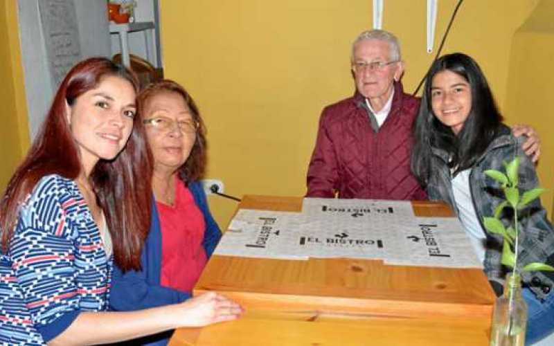 Ana Milena Alzate Valencia, Alix Valencia Ramírez, Gilberto Alzate Agudelo y Camila López Alzate.