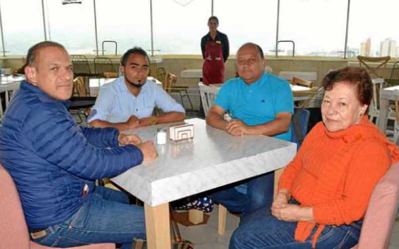Ricardo Amaya Gómez, Mario Andrés Gómez Quintero, Víctor Manuel Amaya Gómez y Gabriela Gómez Aristizábal.