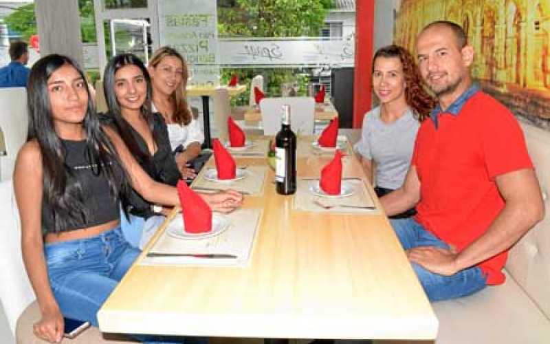 Juliana González Alarcón, Laura González Alarcón, Alejandra Alarcón Rojas, Leidy Johanna Alarcón Rojas y Juan David Orozco Lagos