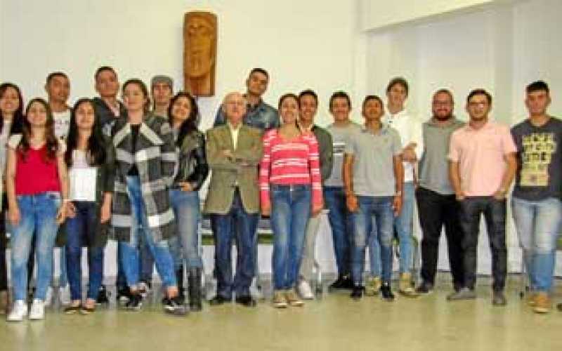 El profesor Carlos Enrique Ruiz acompaña a los estudiantes: Sofía Álvarez, Angely Daniela Calvache, Tomás Cárdenas, José Fernand