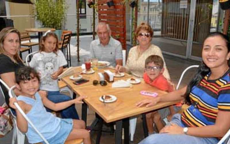 Manuela Reyes Vargas, Paula Andrea Montes Arango, Luciana Botero Montes, Gonzalo Montes Correa, Josefina Arango Salazar, Mael Mo