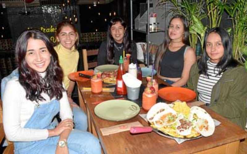 Paula Motta Rivera, Valentina Carvajal Álvarez, Ana María Zapata Molina, Luisa María Vallejo y Camila Claros Renza.