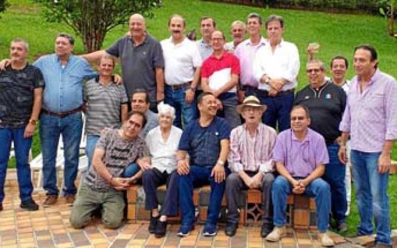 José Lozada, Alfonso Bernal, Marujita de Marín, Reinaldo Palacio, Néstor López y Fabián Morales. De pie: Luis Fernando Marín, Ge
