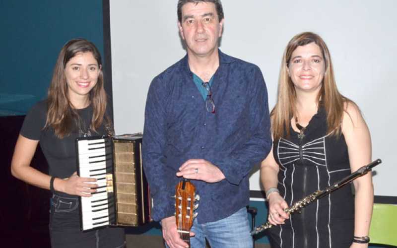 Natalia Gornoe, piano y acordeón; José Rivera, guitarra, y Claudia Santos, vocalista e intérprete de flauta.