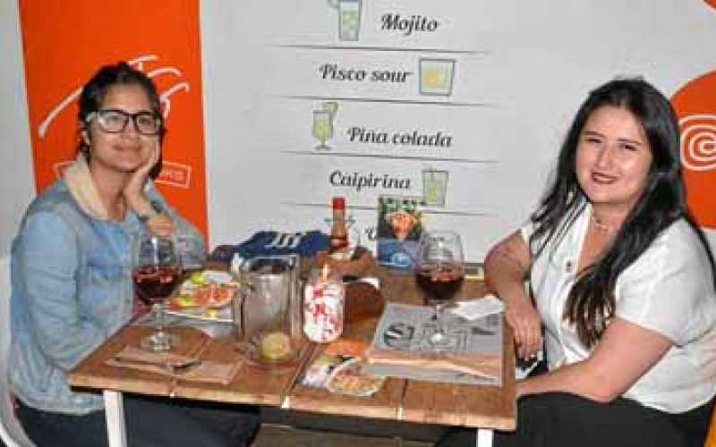Melisa López Herrera le ofreció a Andrea Mejía Ríos una comida en el restaurante Tito Food & Drinks, para celebrar su grado en G