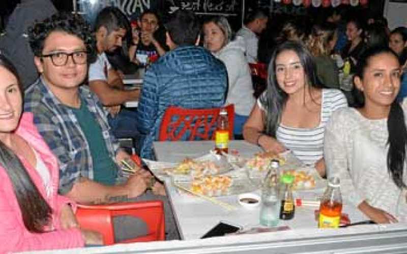 En el restaurante Sushi Fusión compartieron Beatriz Ospina Betancur, Jhon Henao Ramírez, Ángela Pérez Llanos y Estefani Cortés L