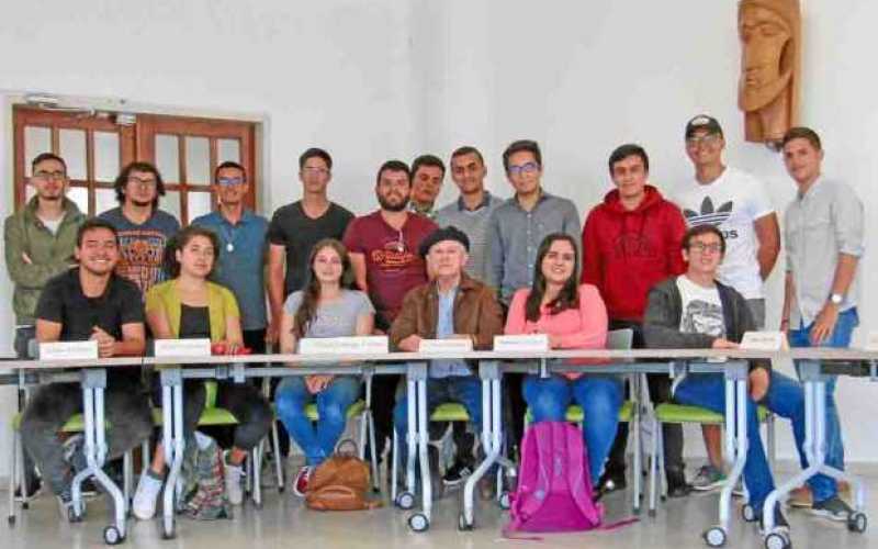 El profesor Carlos Enrique Ruiz acompaña a los estudiantes: Marlon Aguirre, Manuel Sebastián Álvarez, Diana Valentina Alzate, Se