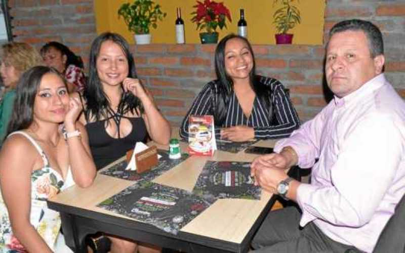 Jéssica Vásquez Cortés, Laura Vásquez Cortés, Elizabeth Cortés Trujillo y John Jairo González Ospina.