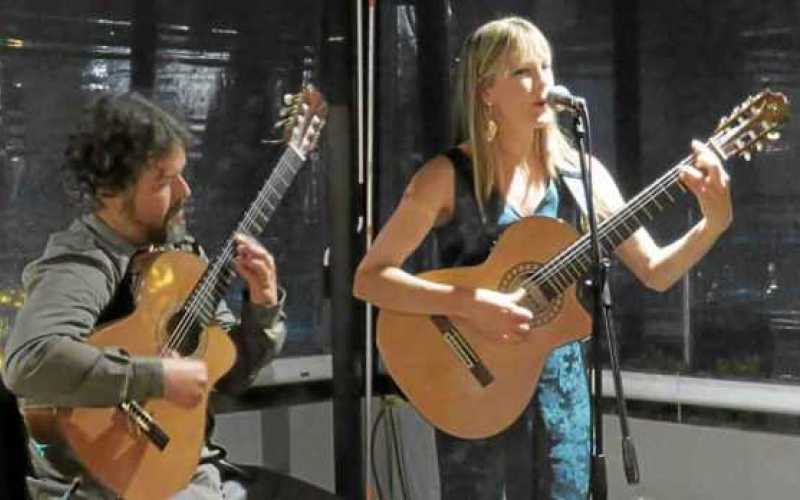 La artista colombo-irlandesa Katie James durante su presentación.