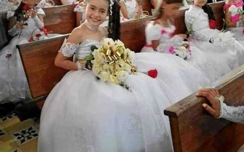 Los niños y niñas que recibieron su primera comunión desfilaron por la calle principal del municipio hasta el templo. 