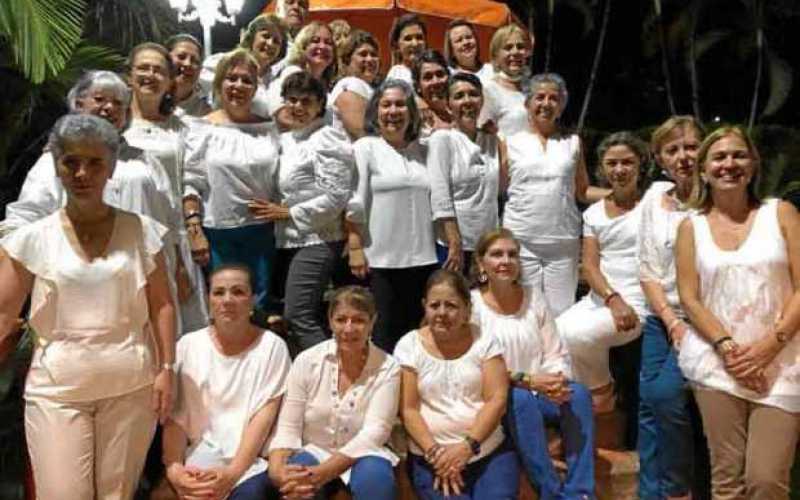 Lorenza Liliana Jaramillo, Martha Gallego de García, Beatriz Naranjo y Adiela Pineda. De pie: Patricia Eugenia Vélez, Manuela Ba