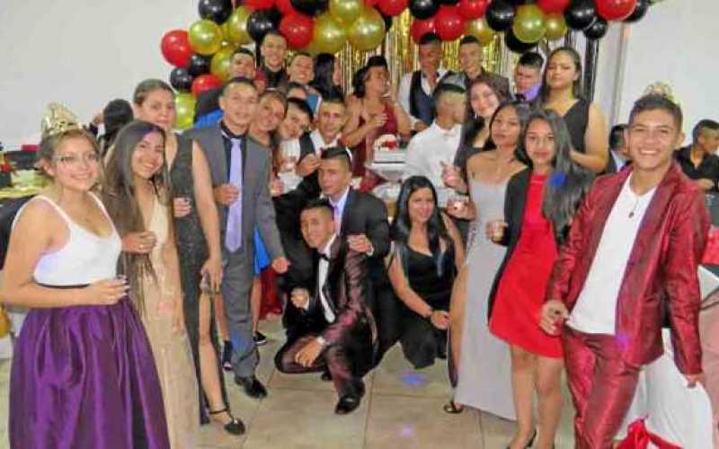 Asistentes a la fiesta que organizaron los alumnos de décimo grado de la Institución Educativa Andrés Bello, para sus compañeros