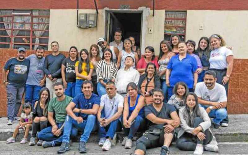La familia de Bertha Muñoz de Sánchez acompañándola en su cumpleaños. 