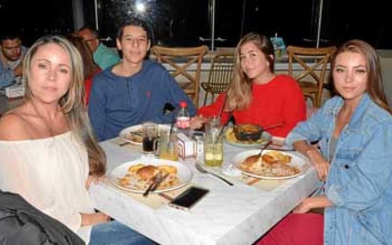 Vanessa Echeverri Mejía, Sebastián Echeverri Mejía, Valentina Lobo Mejía y Camila Echeverri Mejía.