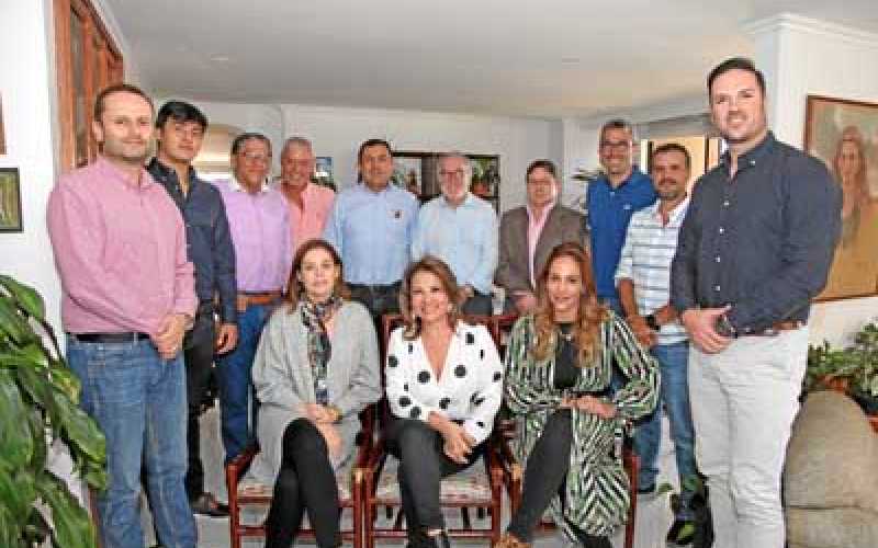 Ana Díez, Gloria Beatriz Giraldo y Paola Vélez. De pie: Juan Carlos Franco, Juan Carlos Granados, Gilberto Nieto, Carlos Arboled