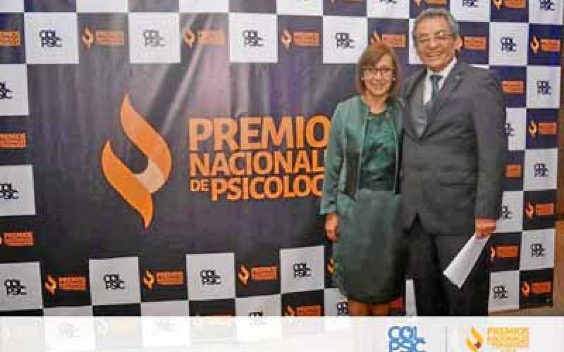 Fanny Bernal Osorio aparece en compañía de Bernardo Useche, presidente del Colegio Colombiano de Psicólogos, durante la ceremoni