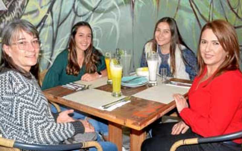 Eugenia Seidel Arango, Antonia Gómez Escobar, Mariana Rueda Seidel y Patricia Escobar Arbeláez.