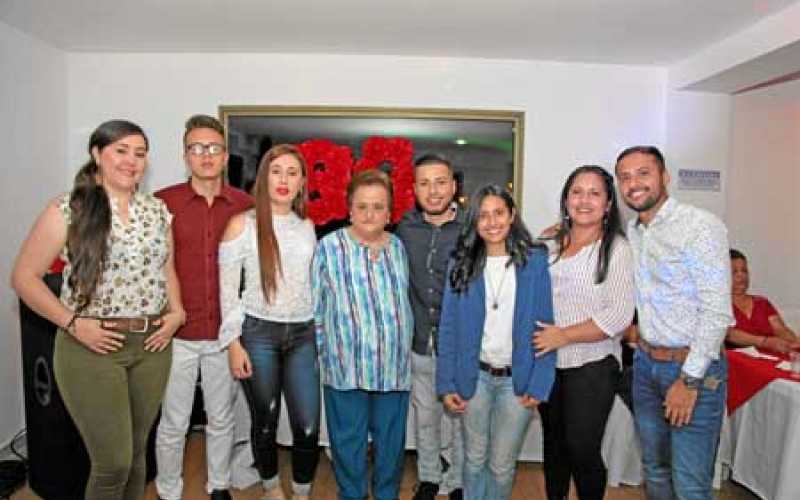 La homenajeada aparece en compañía de sus nietos Juliana Giraldo, Juan Esteban Giraldo, Luisa Giraldo, Sebastián Hurtado Giraldo