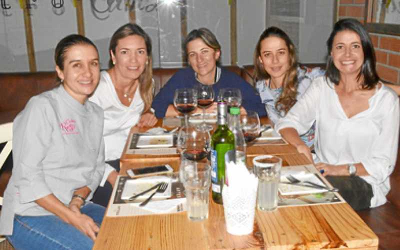 Andrea Restrepo Salazar, Manuela Uribe Llano, Catalina Naranjo Fajardo, Mariana Restrepo Salazar y Luisa López Grajales.